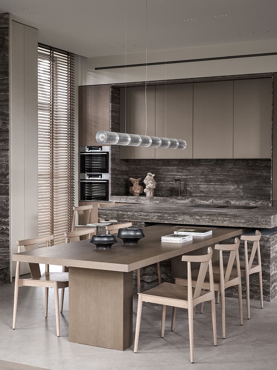 Игра контрастных цветов в интерьере квартиры с видовым кабинетом — проект студии GU Design