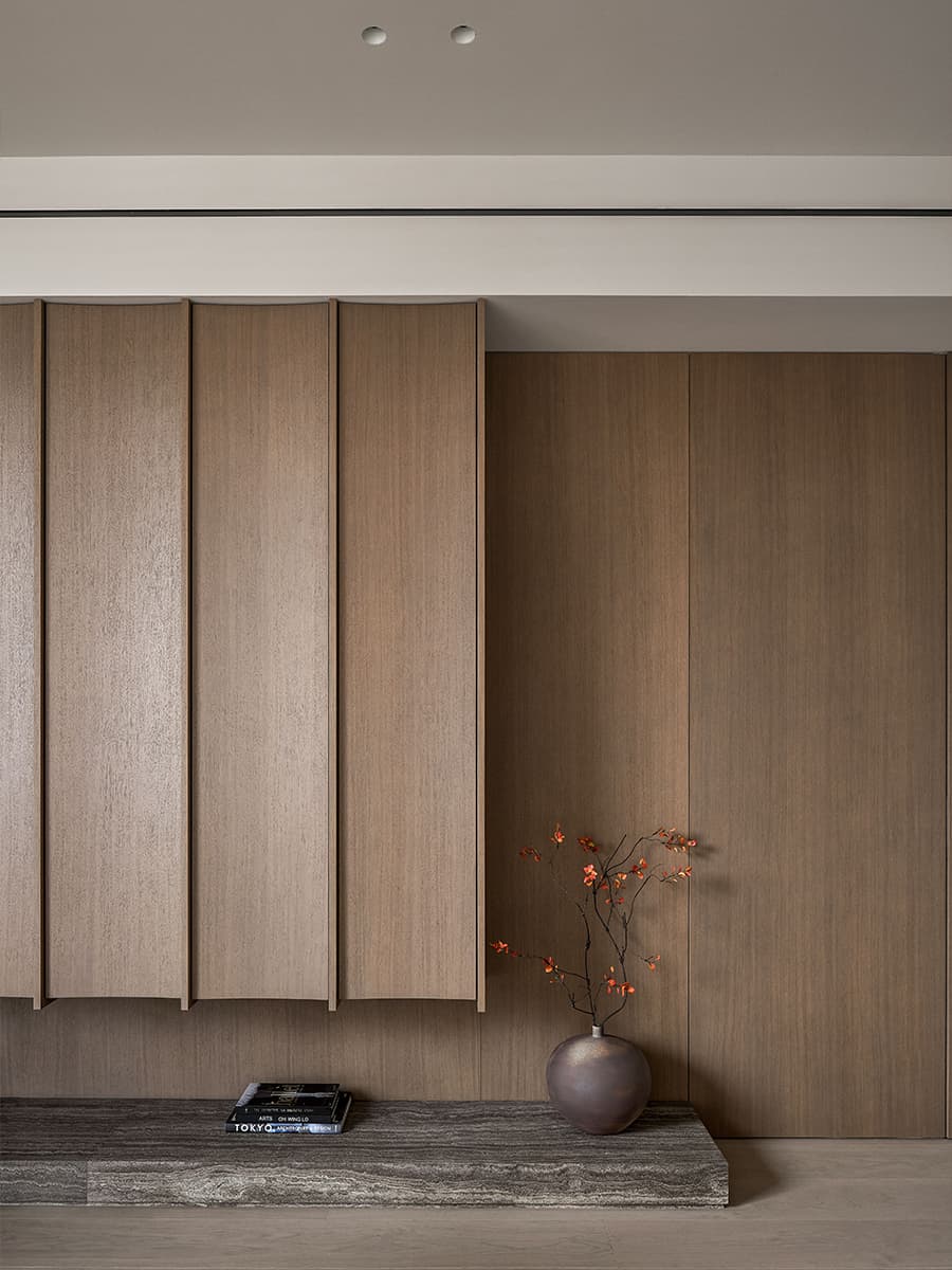 Игра контрастных цветов в интерьере квартиры с видовым кабинетом — проект студии GU Design