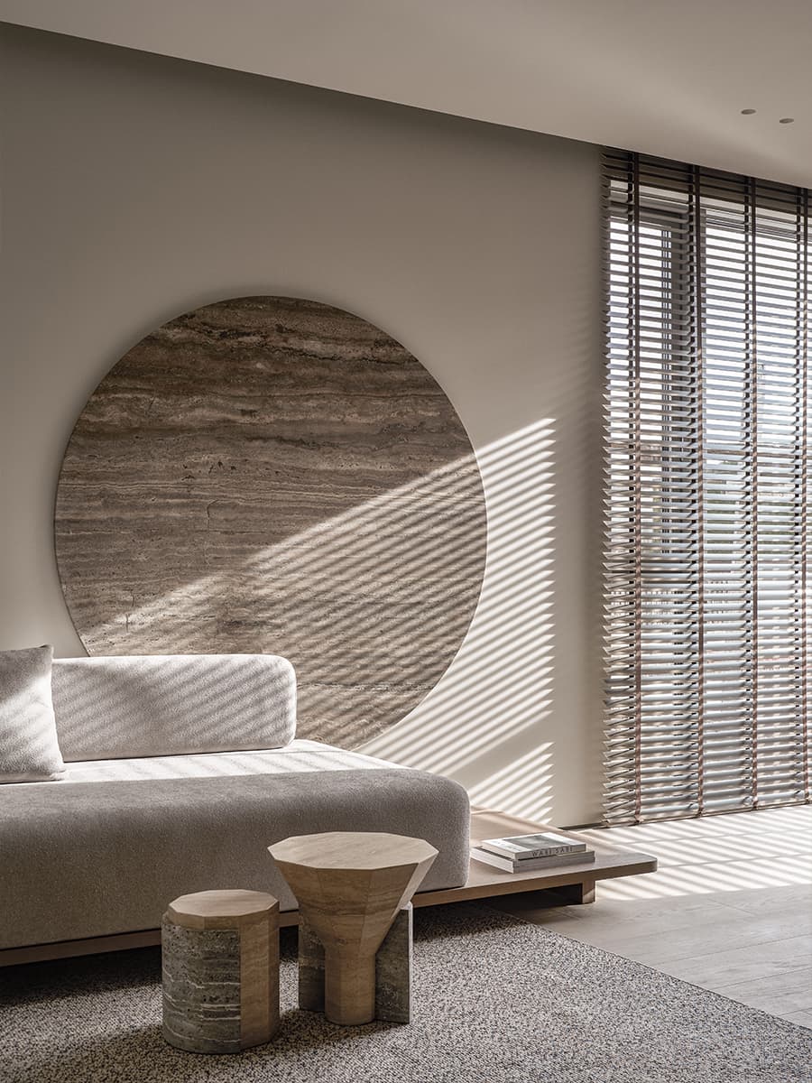 Игра контрастных цветов в интерьере квартиры с видовым кабинетом — проект студии GU Design