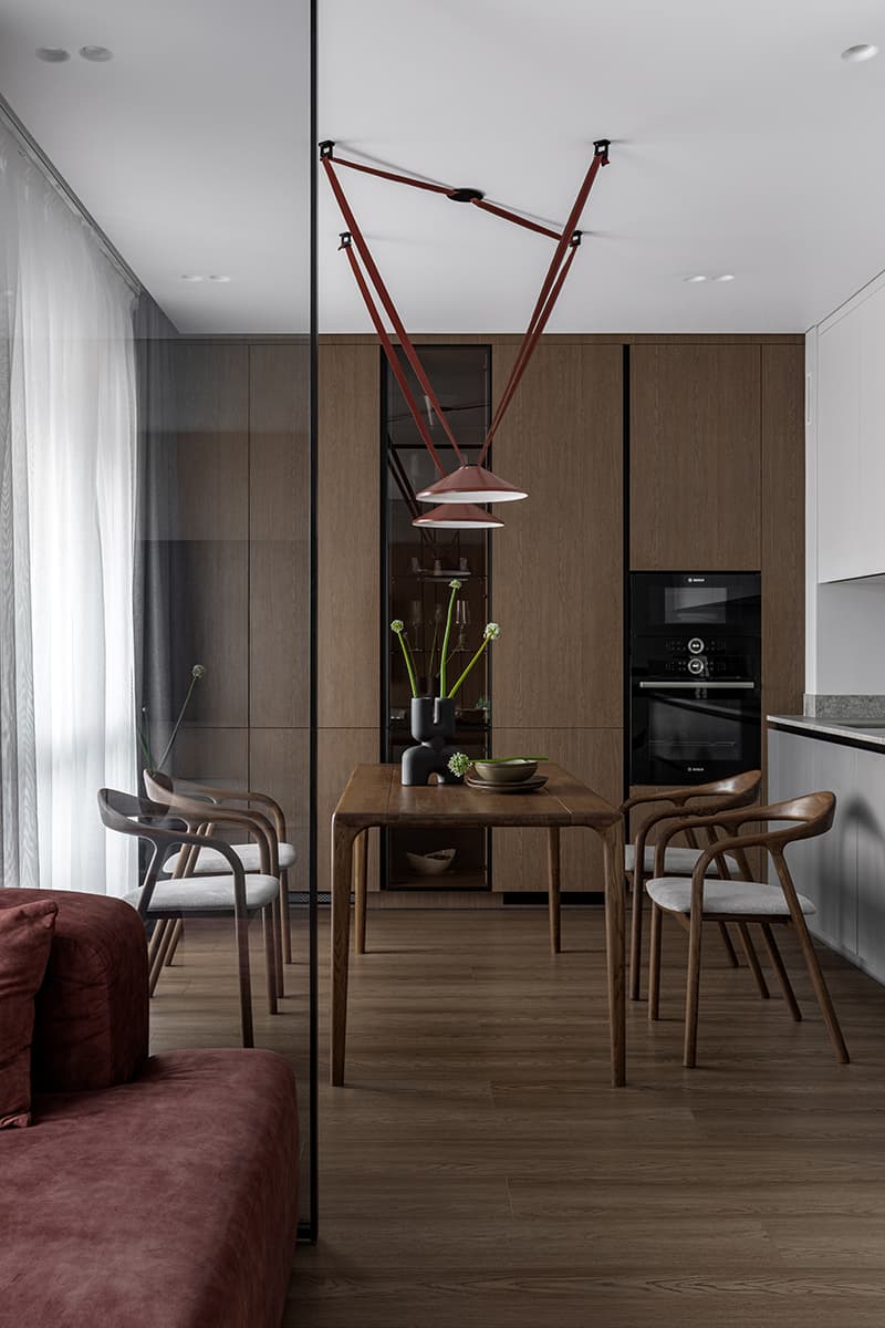 Терракотовые детали и раздвижные перегородки в интерьере квартиры — проект Юлии Лезиной