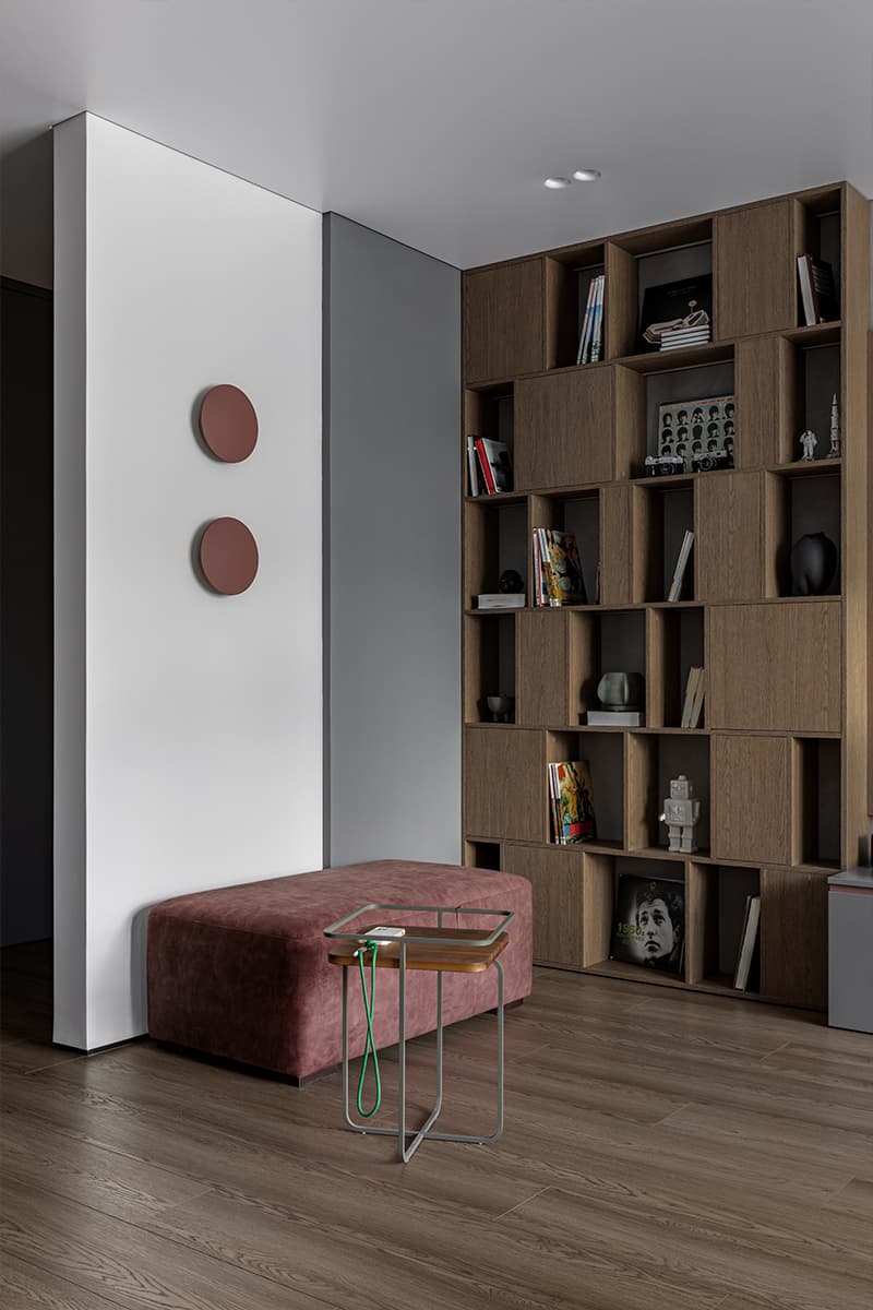 Терракотовые детали и раздвижные перегородки в интерьере квартиры — проект Юлии Лезиной