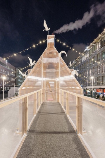 Маша Кунякина создала сказочный домик для катка в Москве