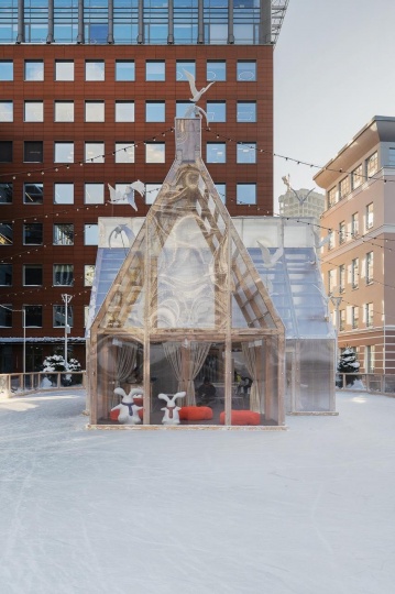 Маша Кунякина создала сказочный домик для катка в Москве