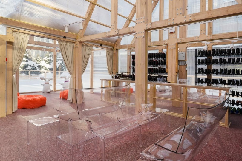 Маша Кунякина создала сказочный домик для катка в Москве