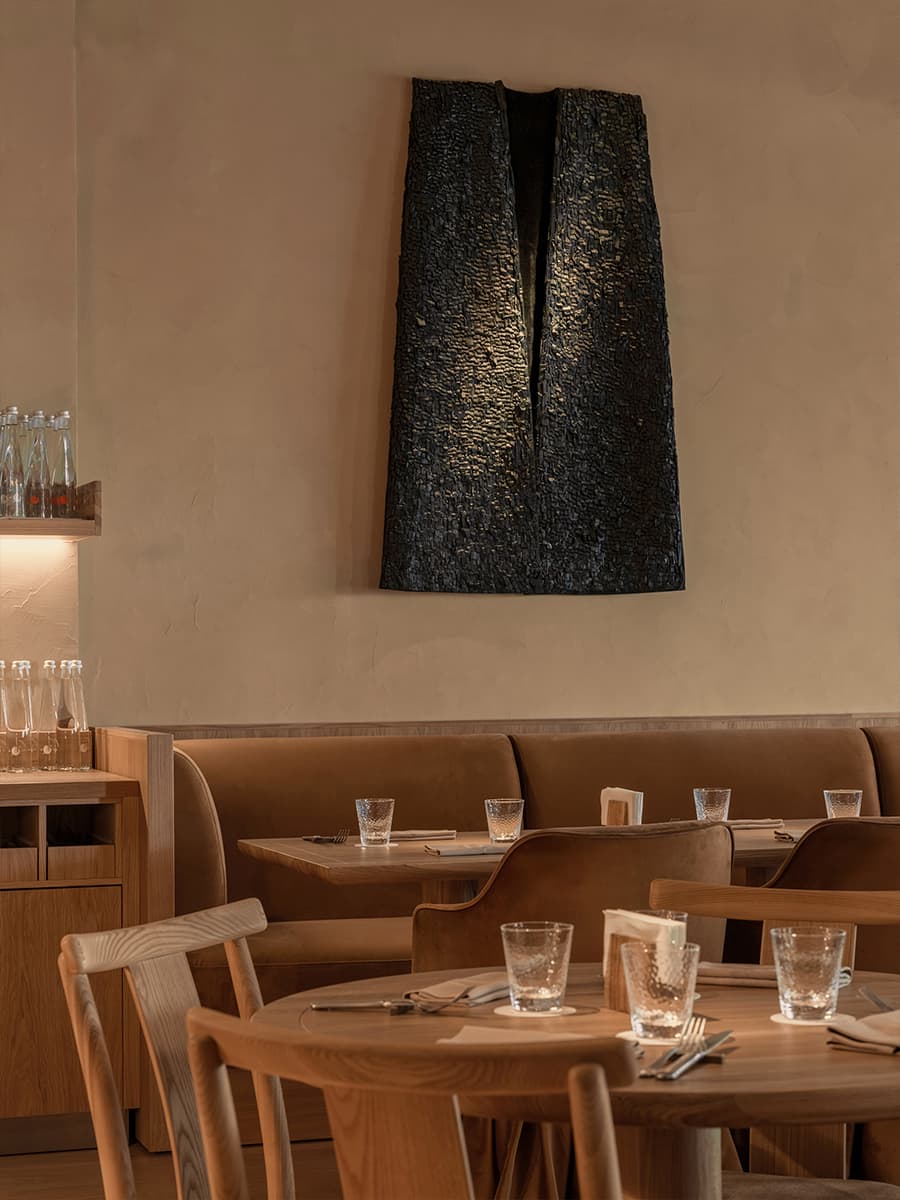 Чувственное искусство и продуманное освещение в интерьере ресторана — проект Юлии Ионовой