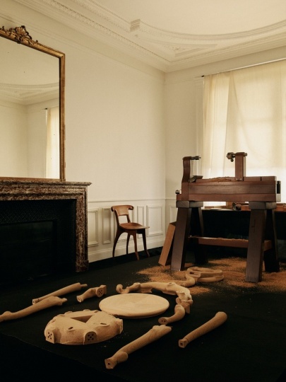 BD Barcelona показал предметы Антонио Гауди в Париже