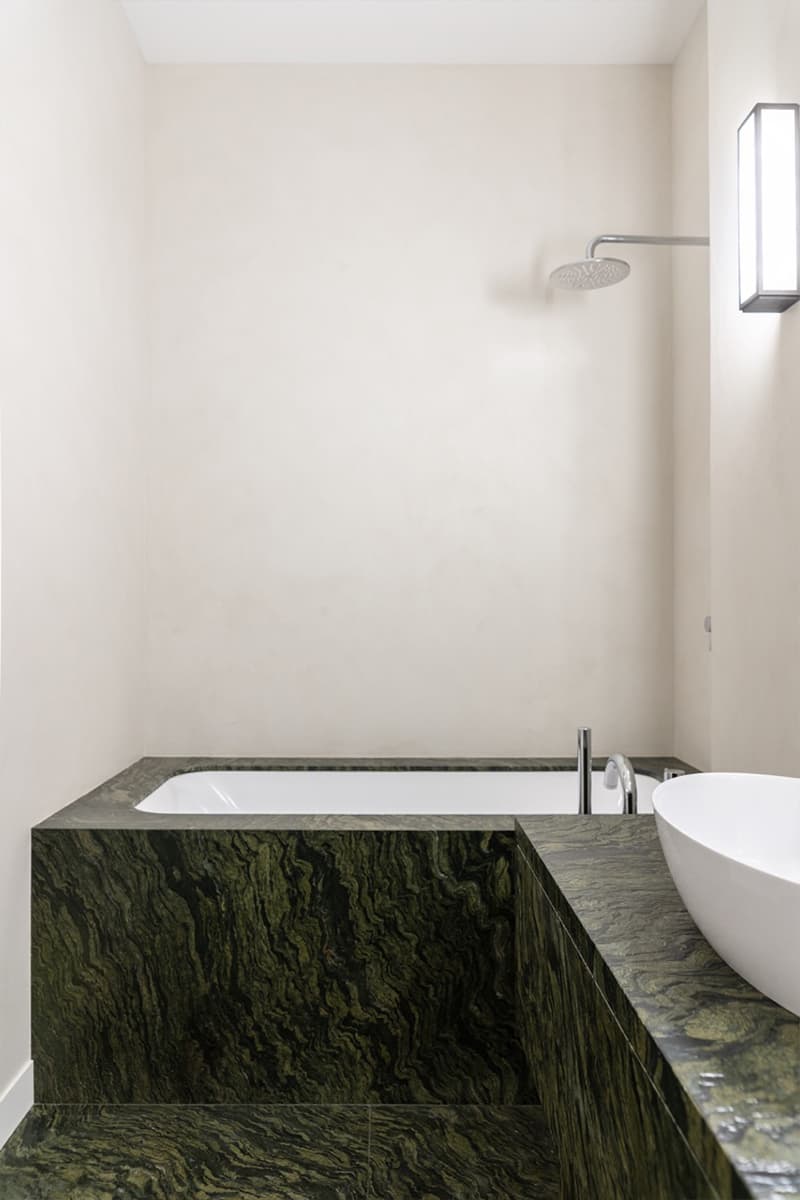 Сдержанный интерьер двухуровневой квартиры в Подмосковье — проект Ярослава Жука