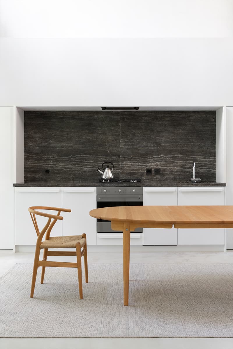 Сдержанный интерьер двухуровневой квартиры в Подмосковье — проект Ярослава Жука