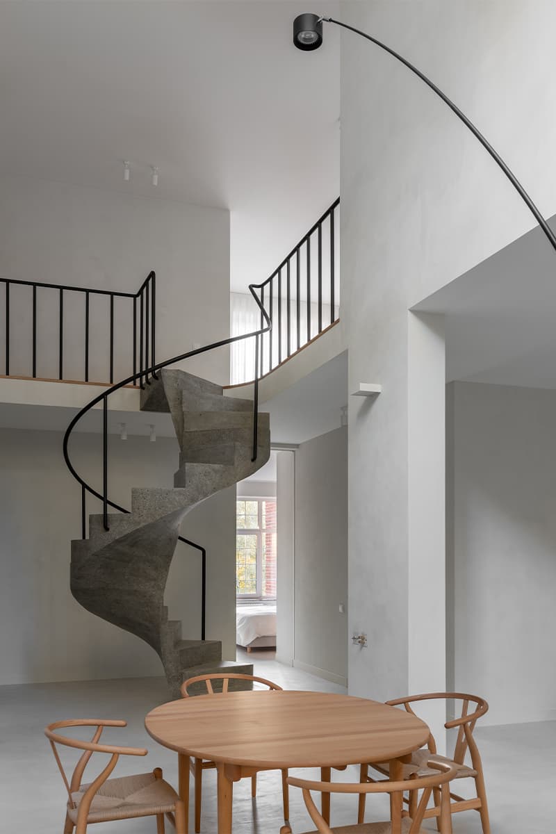 Сдержанный интерьер двухуровневой квартиры в Подмосковье — проект Ярослава Жука