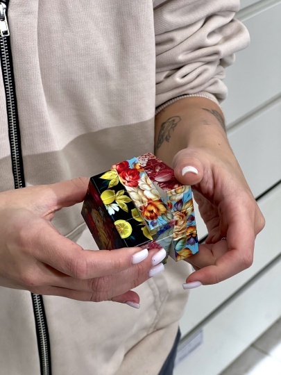 Свежее прочтение кубика Рубика в коллаборации Жостовской фабрики и Friend Function