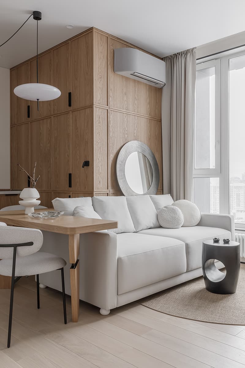 Светлый интерьер небольшой квартиры для студента-хоккеиста — проект Аллы Кроль