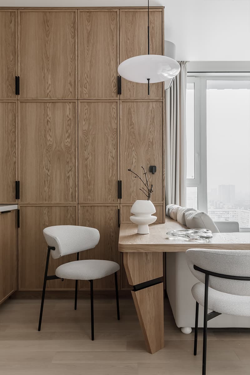 Светлый интерьер небольшой квартиры для студента-хоккеиста — проект Аллы Кроль