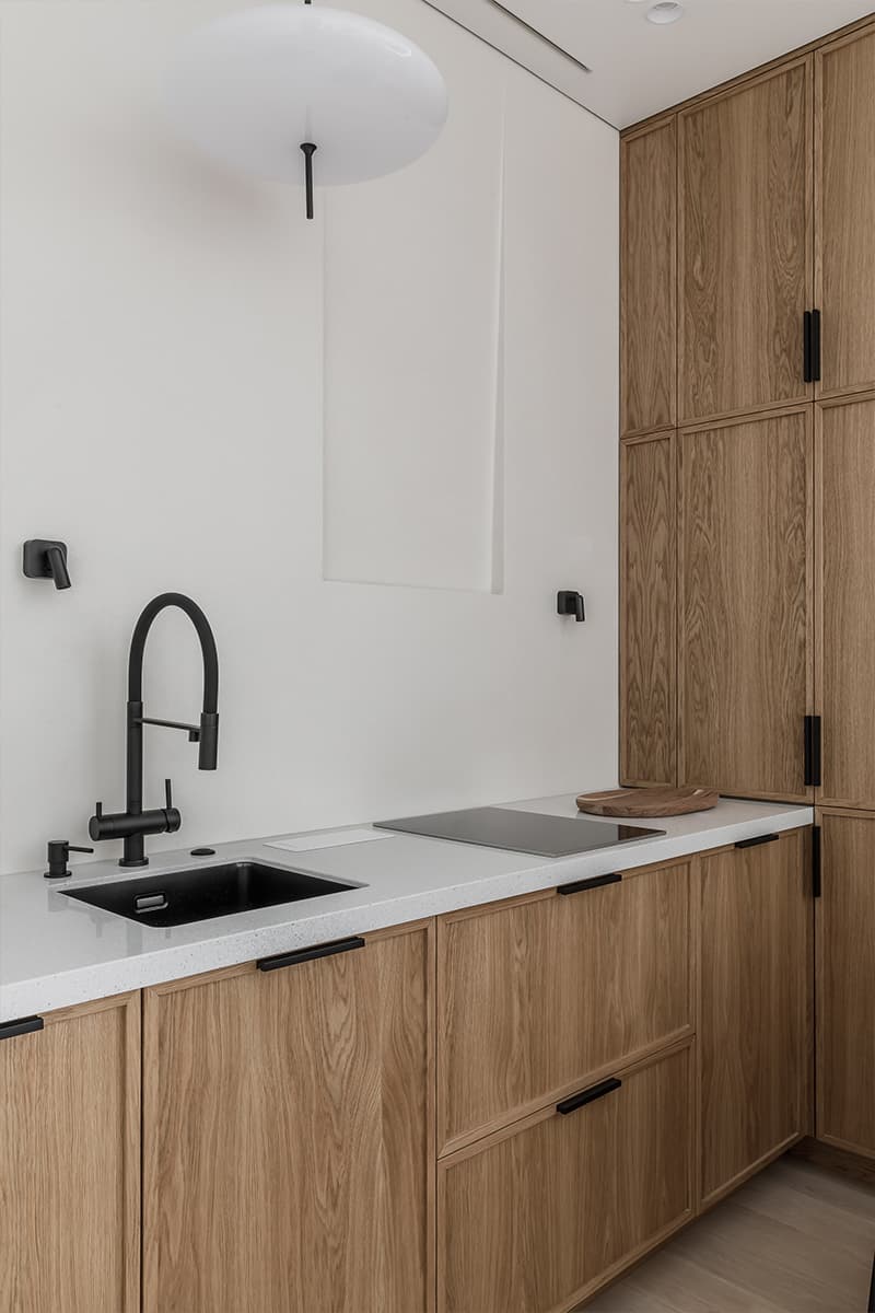 Светлый интерьер небольшой квартиры для студента-хоккеиста — проект Аллы Кроль