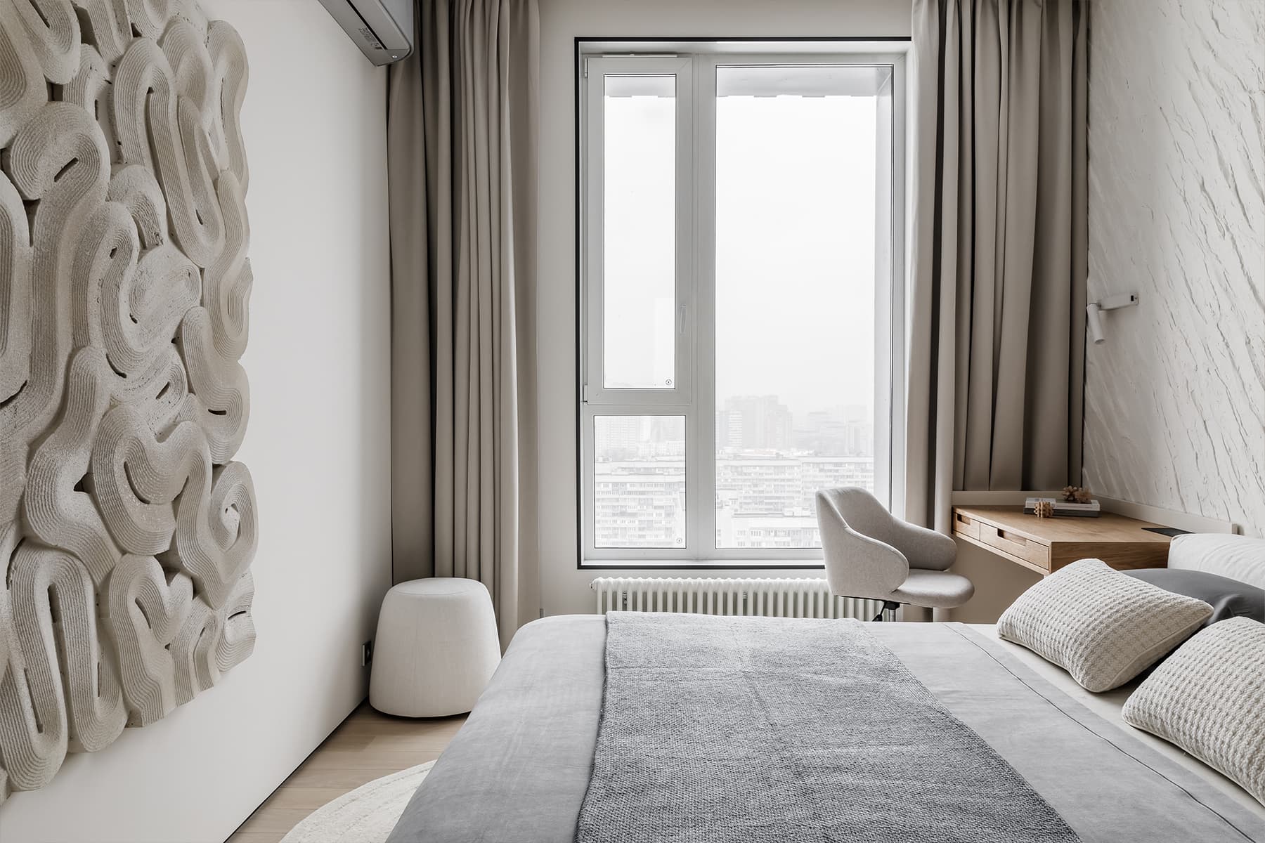 Светлый интерьер небольшой квартиры для студента-хоккеиста — проект Аллы Кроль