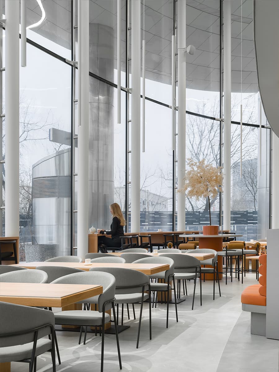 Контрасты и динамичный свет в интерьере технологичного офиса — проект IND Studio