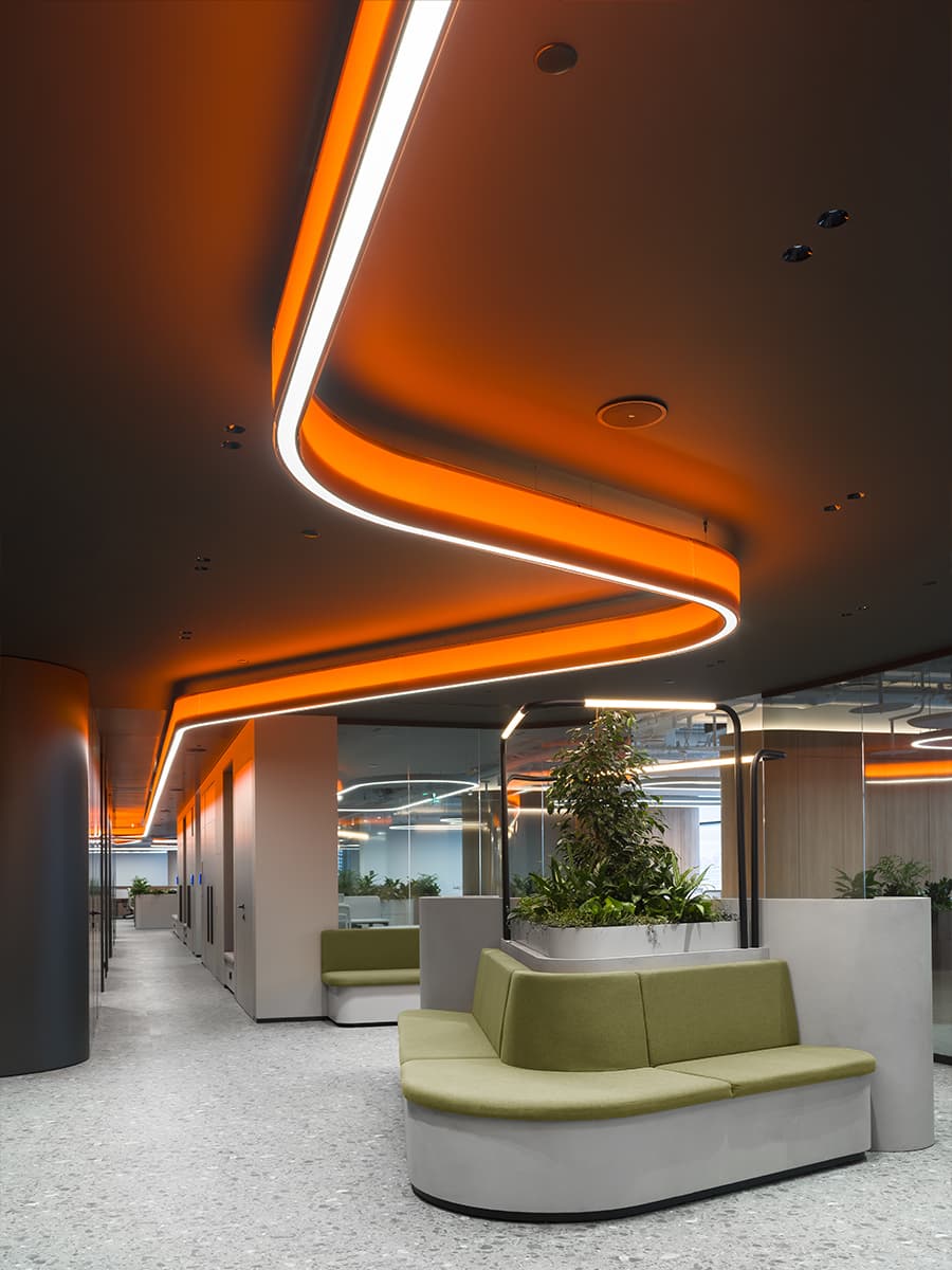 Контрасты и динамичный свет в интерьере технологичного офиса — проект IND Studio