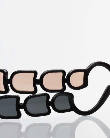 Оммаж керамисту Сёдзи Камоде в авангардных очках Issey Miyake