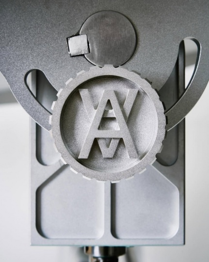 Студия CALIPER разработала чертежный стол для Дэниела Аршама