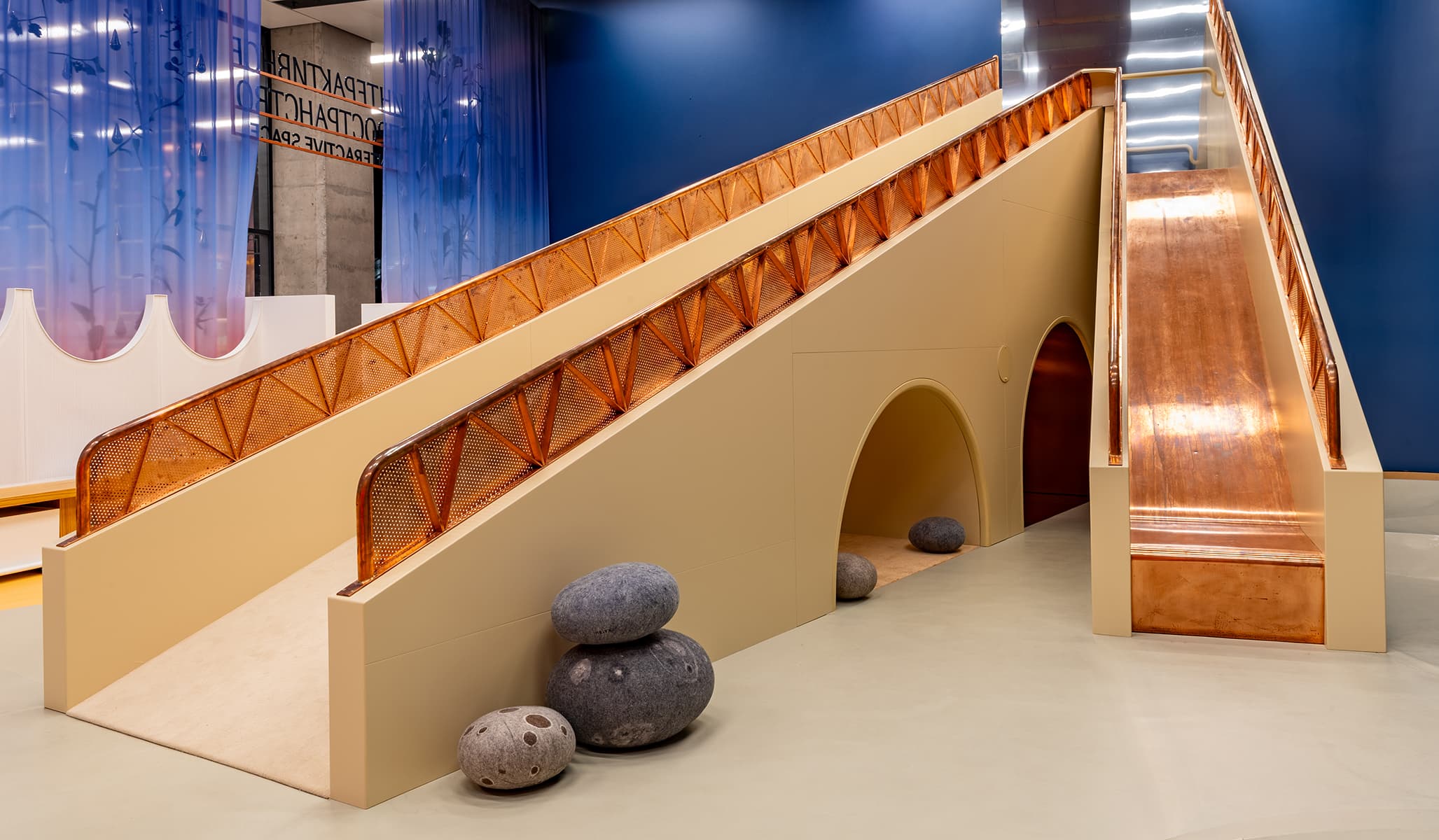 Фантазийный интерьер игрового центра в музее «ЗИЛАРТ» — проект архитектурного бюро UTRO