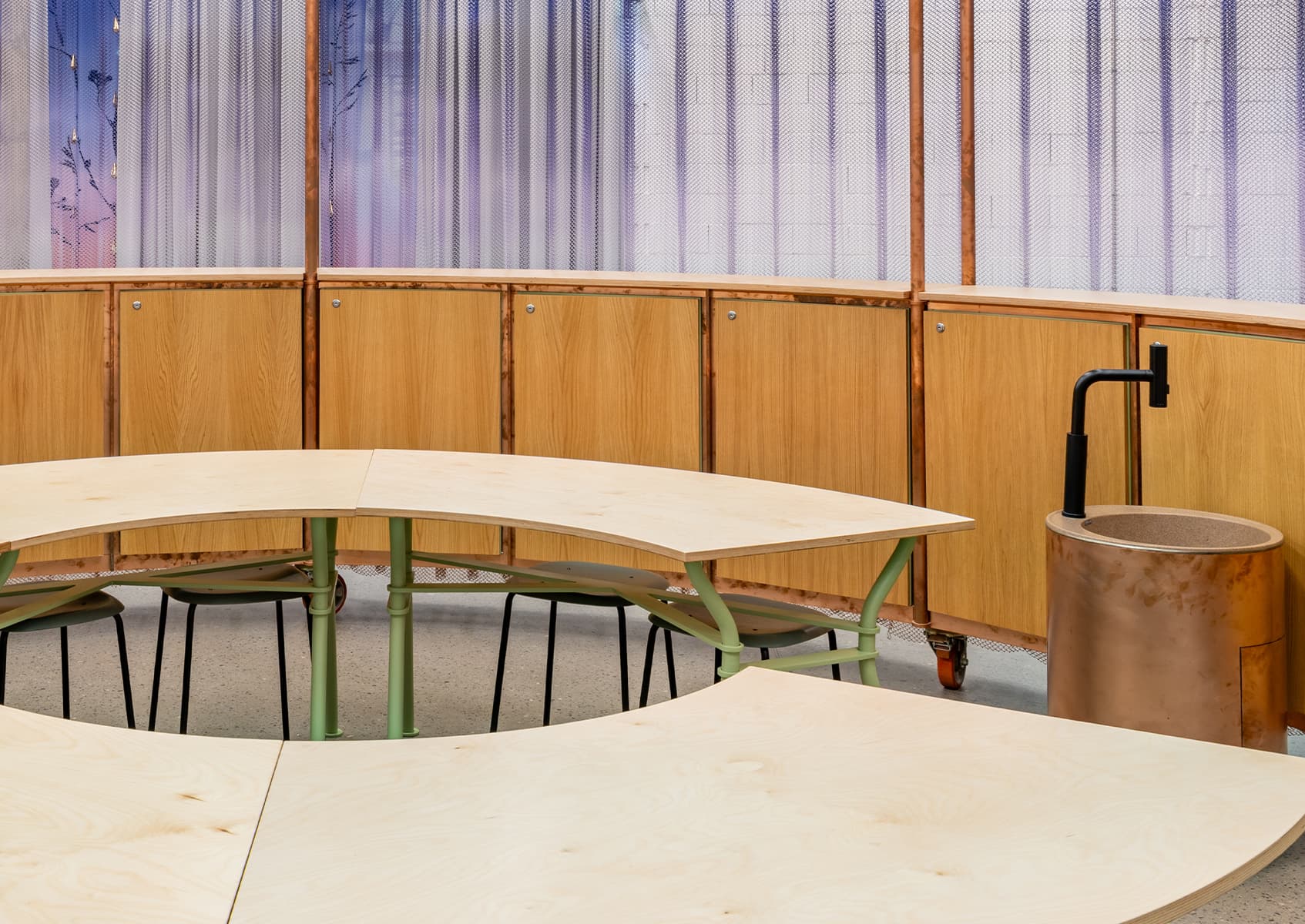 Фантазийный интерьер игрового центра в музее «ЗИЛАРТ» — проект архитектурного бюро UTRO