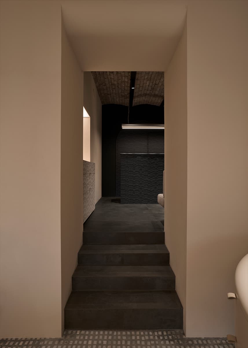 Интерьер камерного шоурума бренда украшений — проект студии Muno.Design