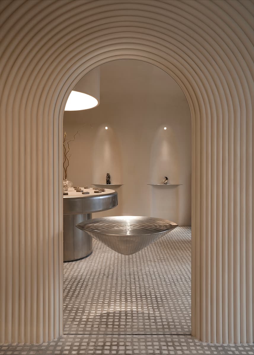 Интерьер камерного шоурума бренда украшений — проект студии Muno.Design