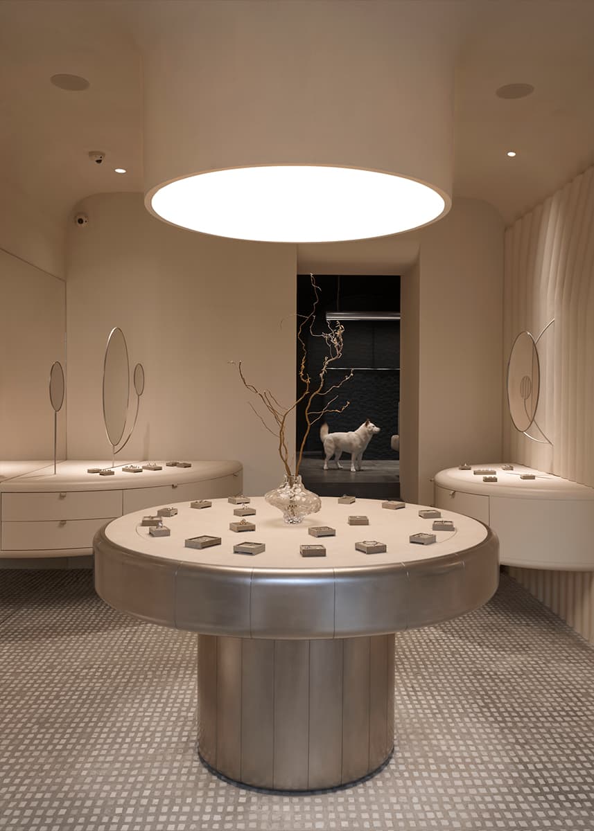 Интерьер камерного шоурума бренда украшений — проект студии Muno.Design