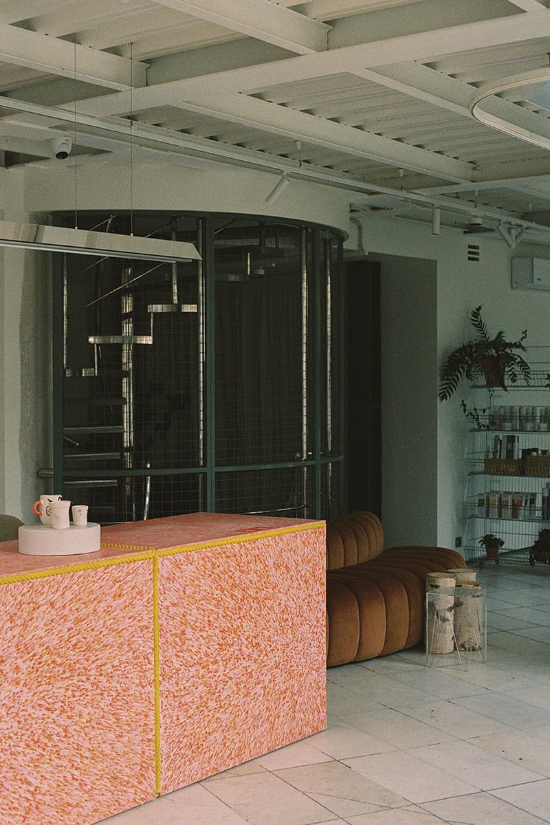 Винтаж и необработанные фактуры в интерьере салона красоты — проект Lebedeva project