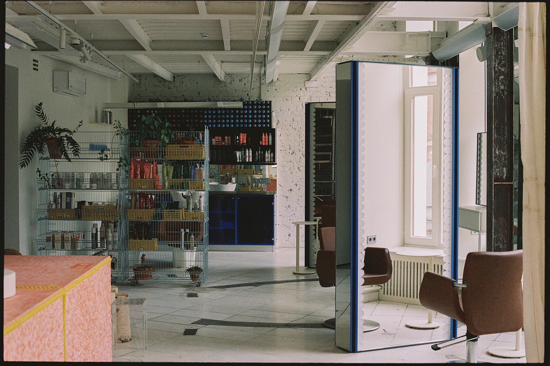 Винтаж и необработанные фактуры в интерьере салона красоты — проект Lebedeva project