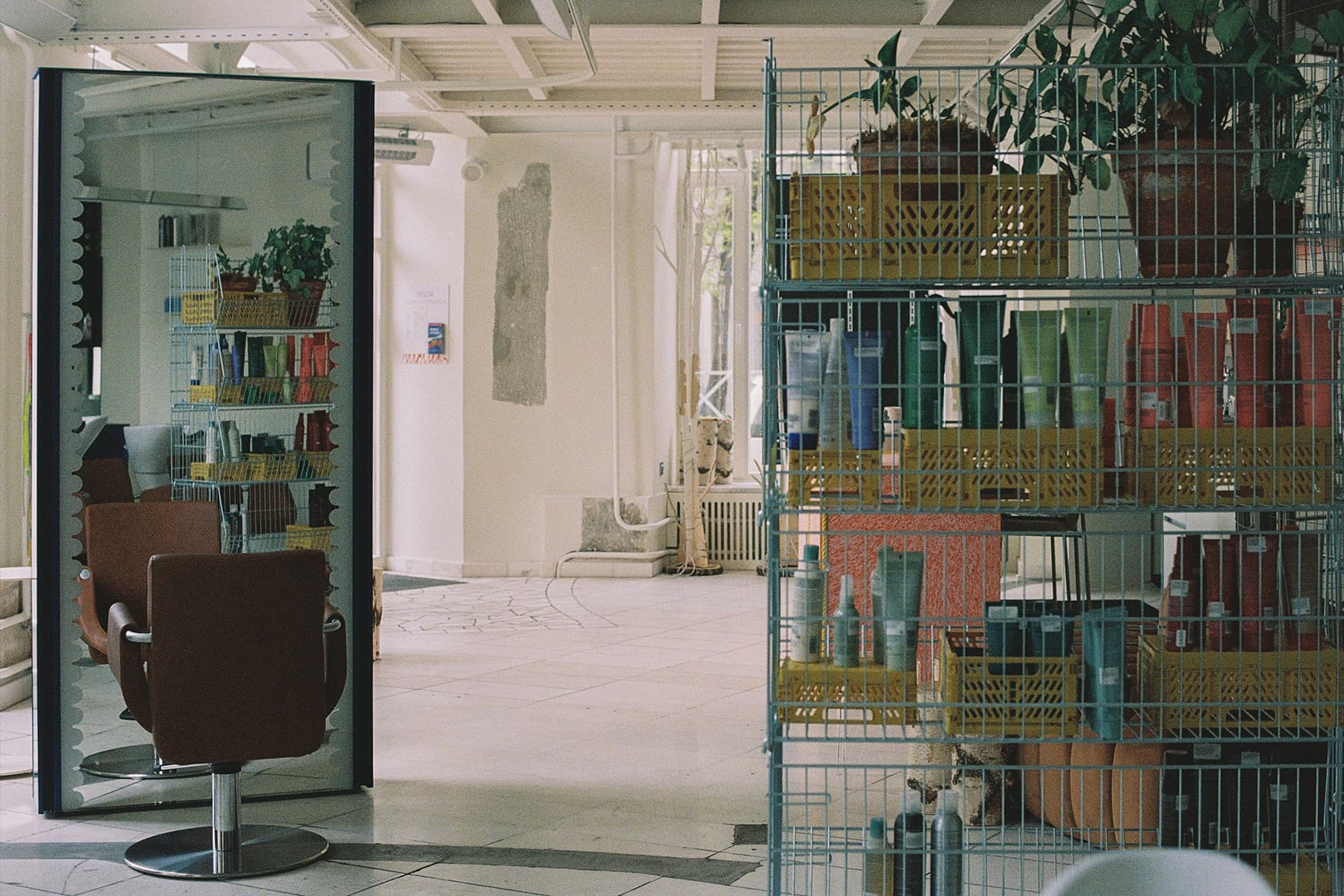 Винтаж и необработанные фактуры в интерьере салона красоты — проект Lebedeva project