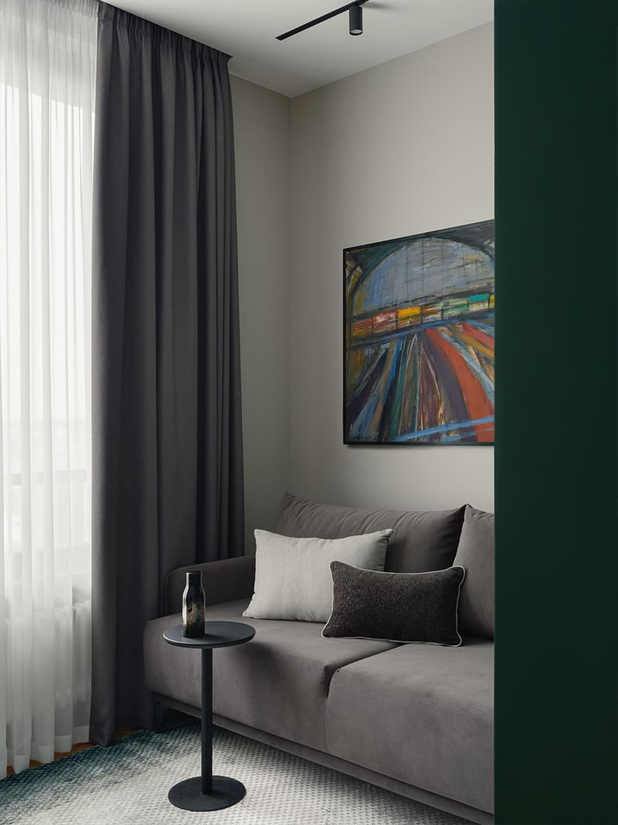 Красные акценты и скрытые двери в современном интерьере квартиры — проект студии Black Wall