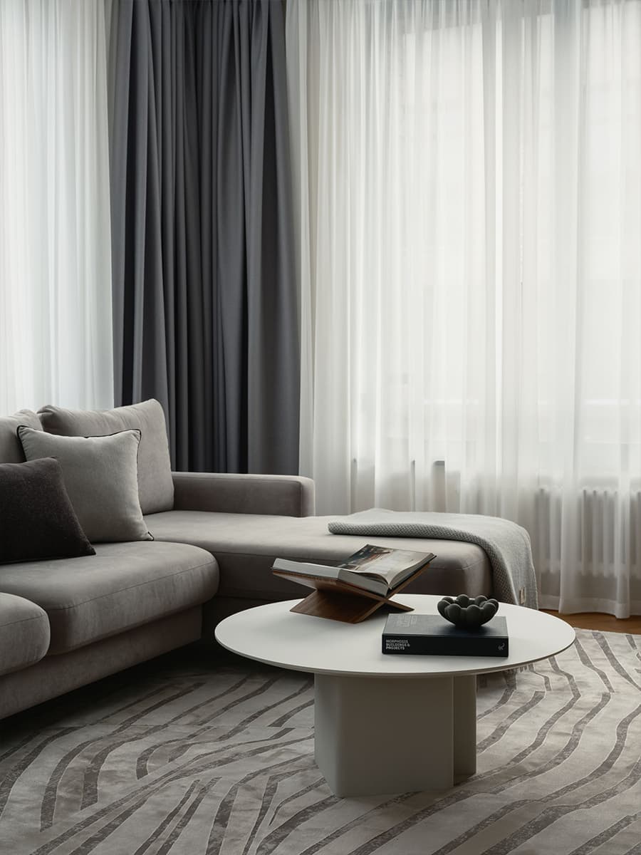 Красные акценты и скрытые двери в современном интерьере квартиры — проект студии Black Wall