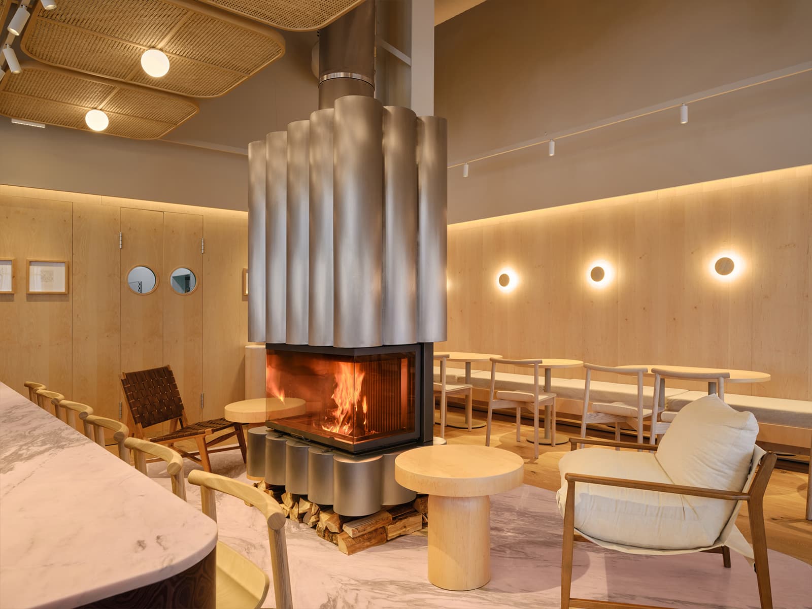 Теплые фактуры дерева в интерьере кофейни в Подмосковье — проект бюро Le Atelier