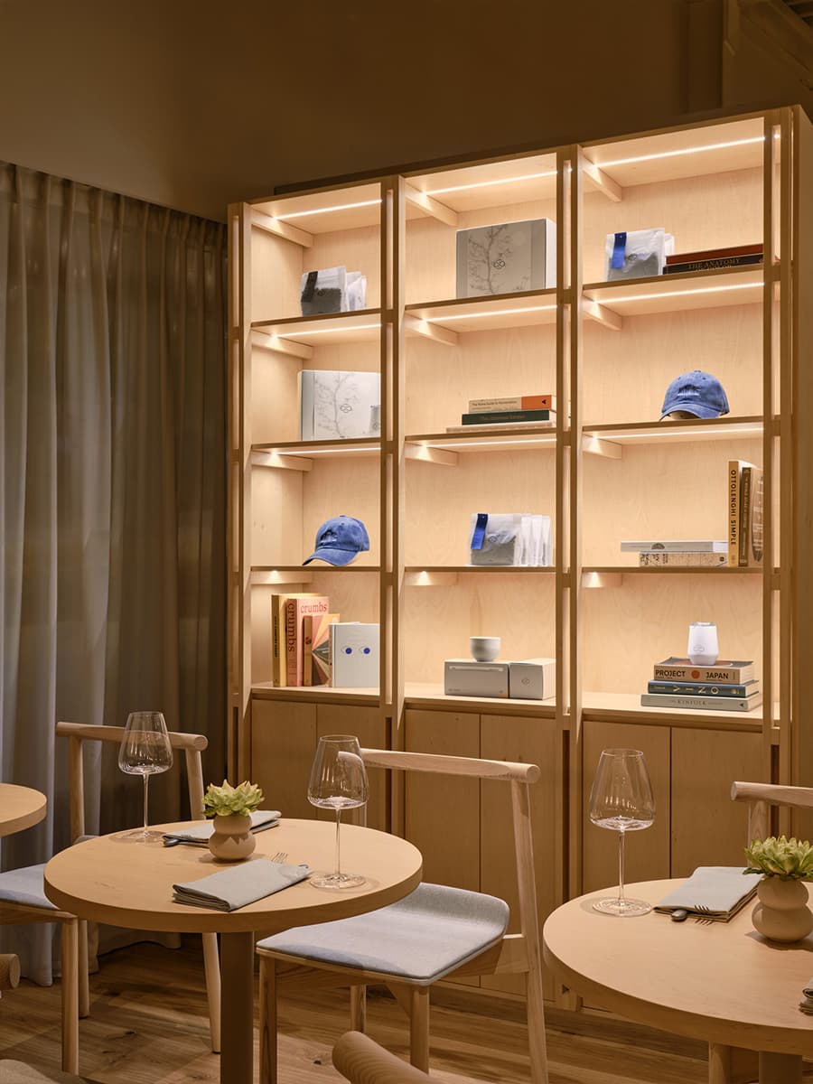 Теплые фактуры дерева в интерьере кофейни в Подмосковье — проект бюро Le Atelier