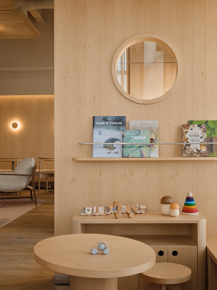 Теплые фактуры дерева в интерьере кофейни в Подмосковье — проект бюро Le Atelier