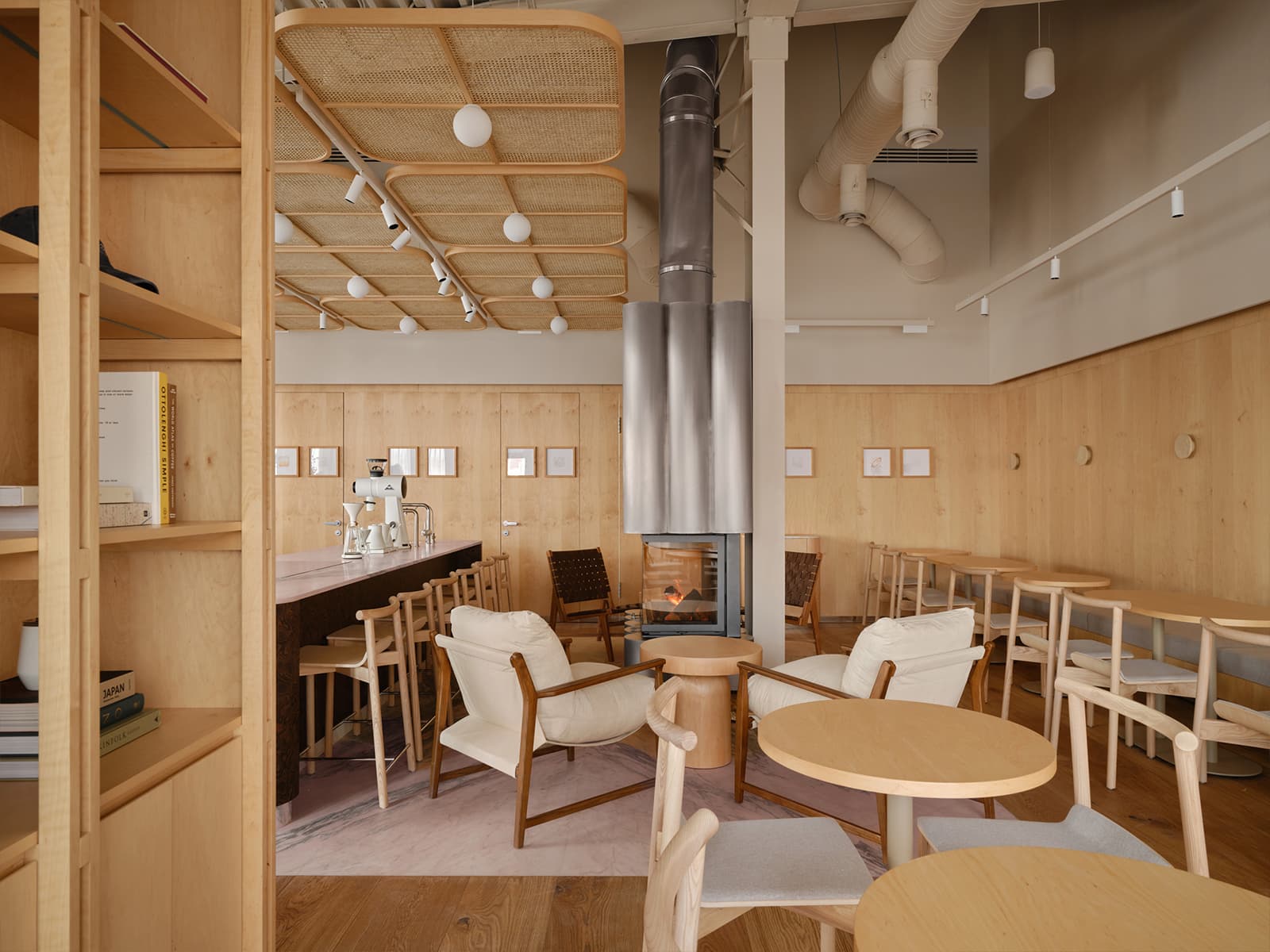 Теплые фактуры дерева в интерьере кофейни в Подмосковье — проект бюро Le Atelier