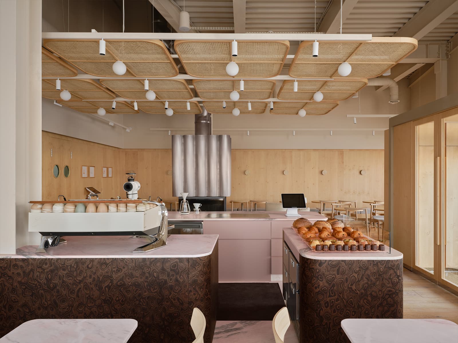 Теплые фактуры дерева в интерьере кофейни в Подмосковье — проект бюро Le Atelier