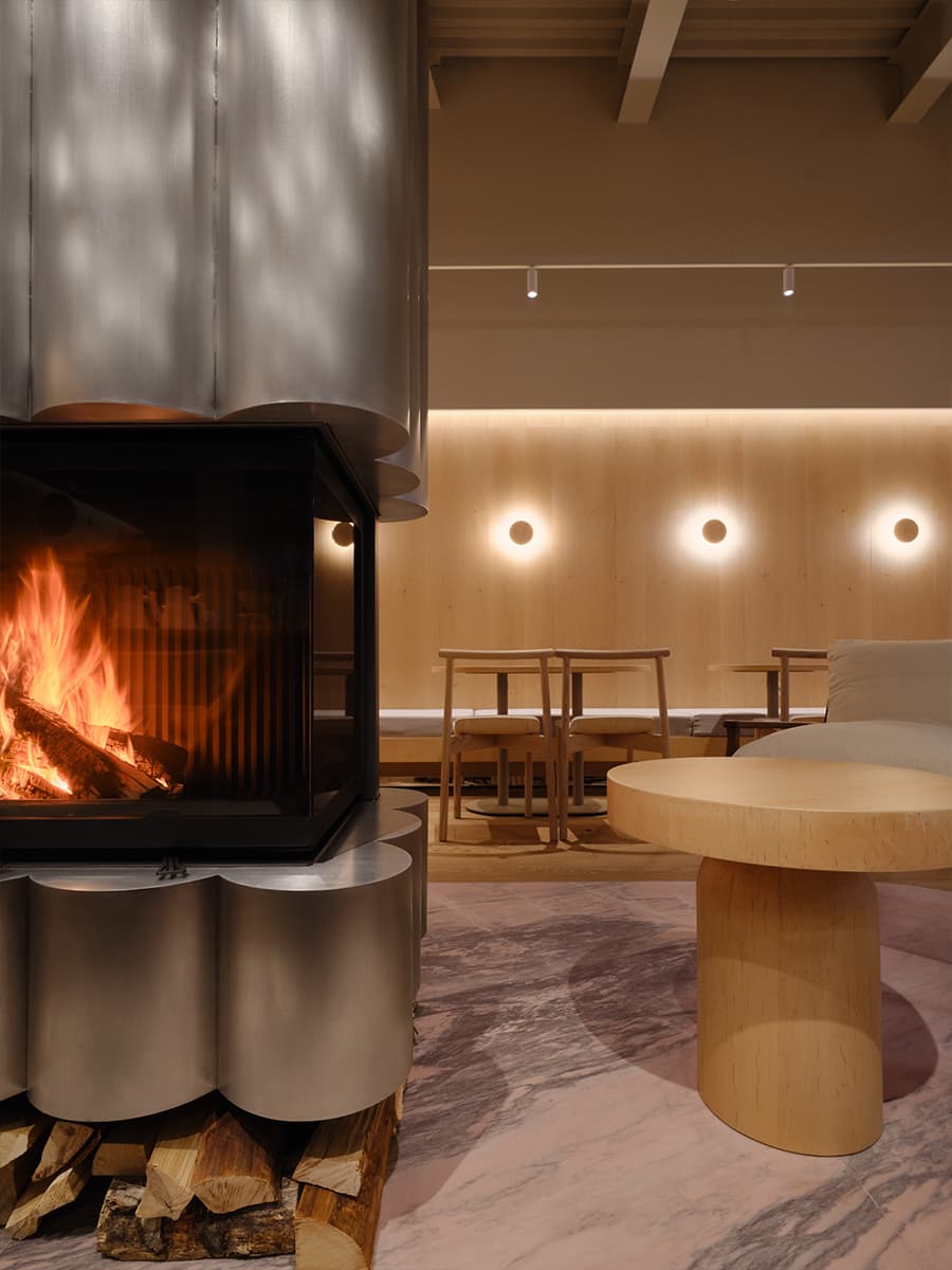 Теплые фактуры дерева в интерьере кофейни в Подмосковье — проект бюро Le Atelier