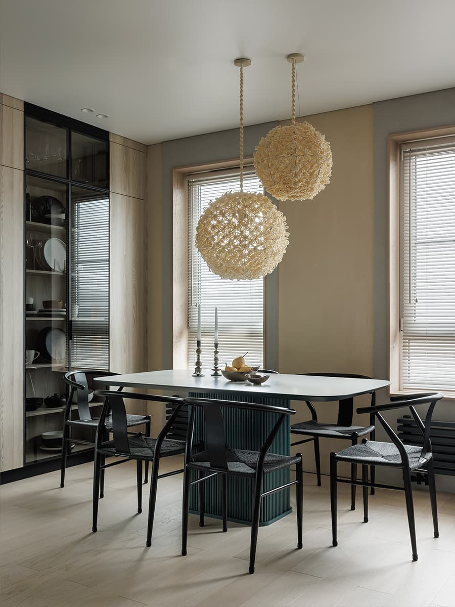 Поворотный телевизор, скрытое хранение и отсылки к джапанди в интерьере для психолога — проект Анны Тюленевой