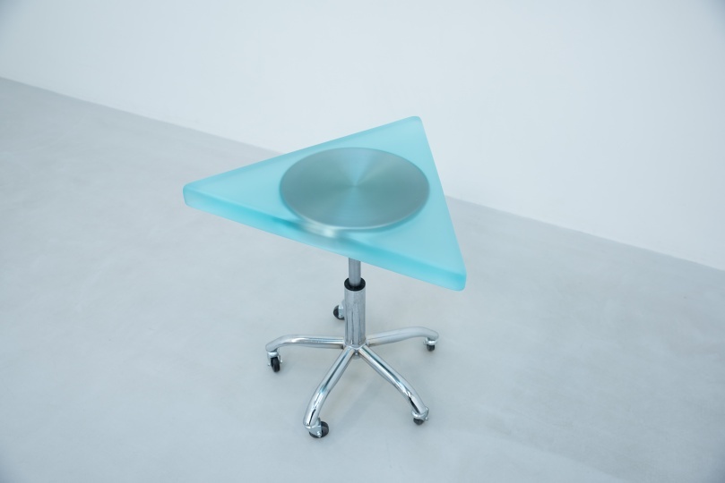 Лим Вутек обновил привычные офисные объекты с помощью смолы