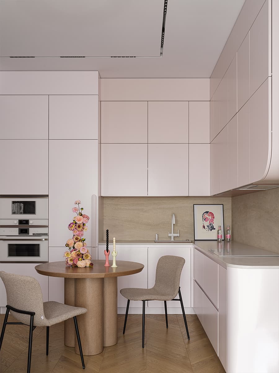 Мягкие тона и гибкие формы в интерьере для студентки — проект Kovalchuk Interior