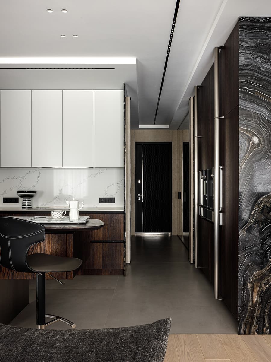 Мрамор, шпон дуба и сталь в интерьере просторной квартиры — проект Артема Кучерова