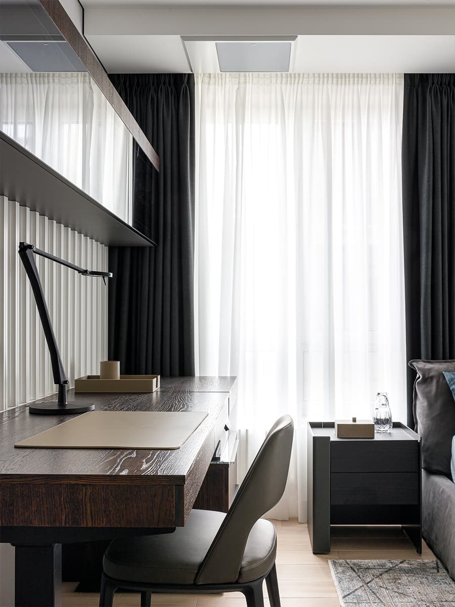 Мрамор, шпон дуба и сталь в интерьере просторной квартиры — проект Артема Кучерова