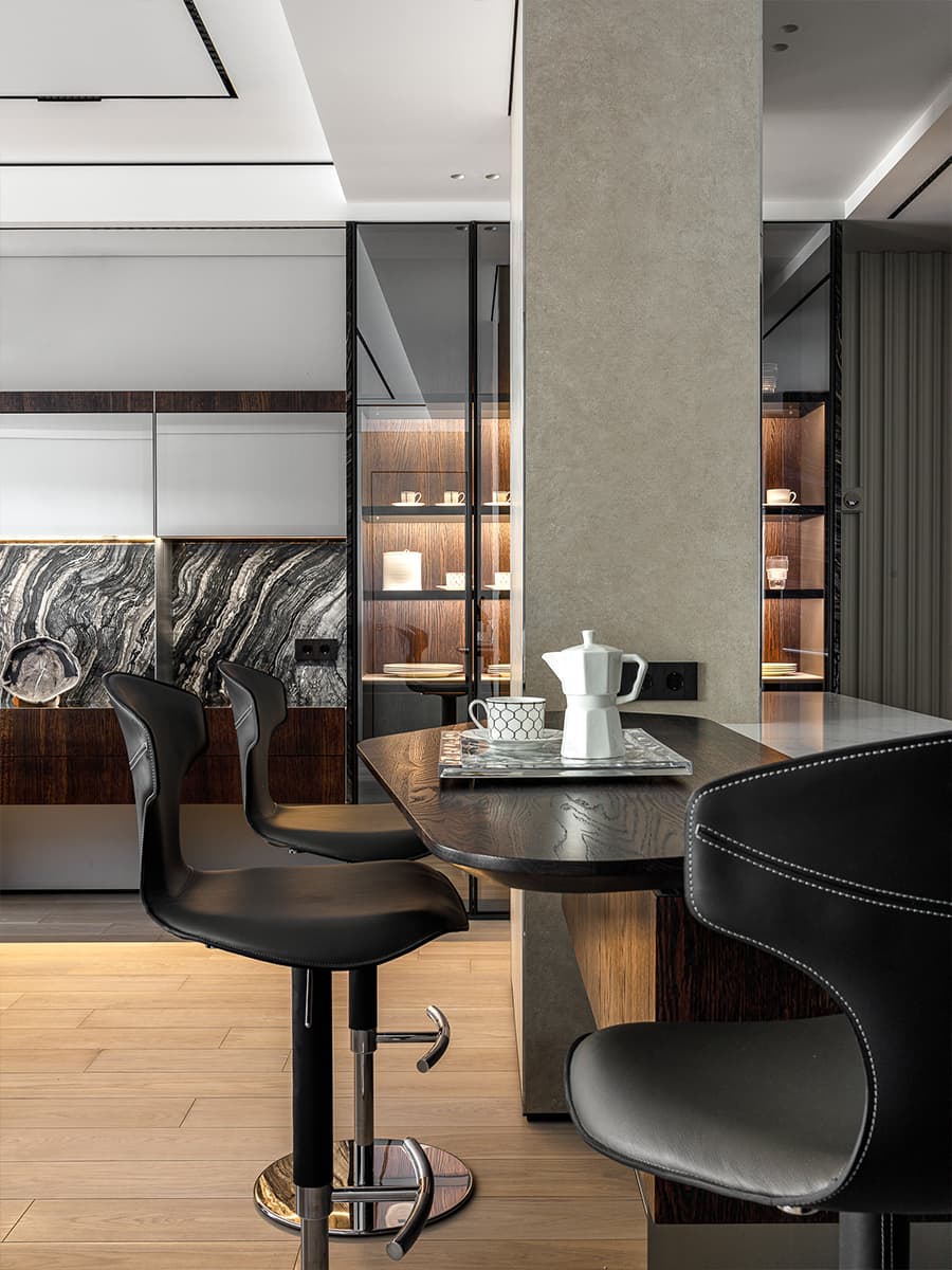 Мрамор, шпон дуба и сталь в интерьере просторной квартиры — проект Артема Кучерова
