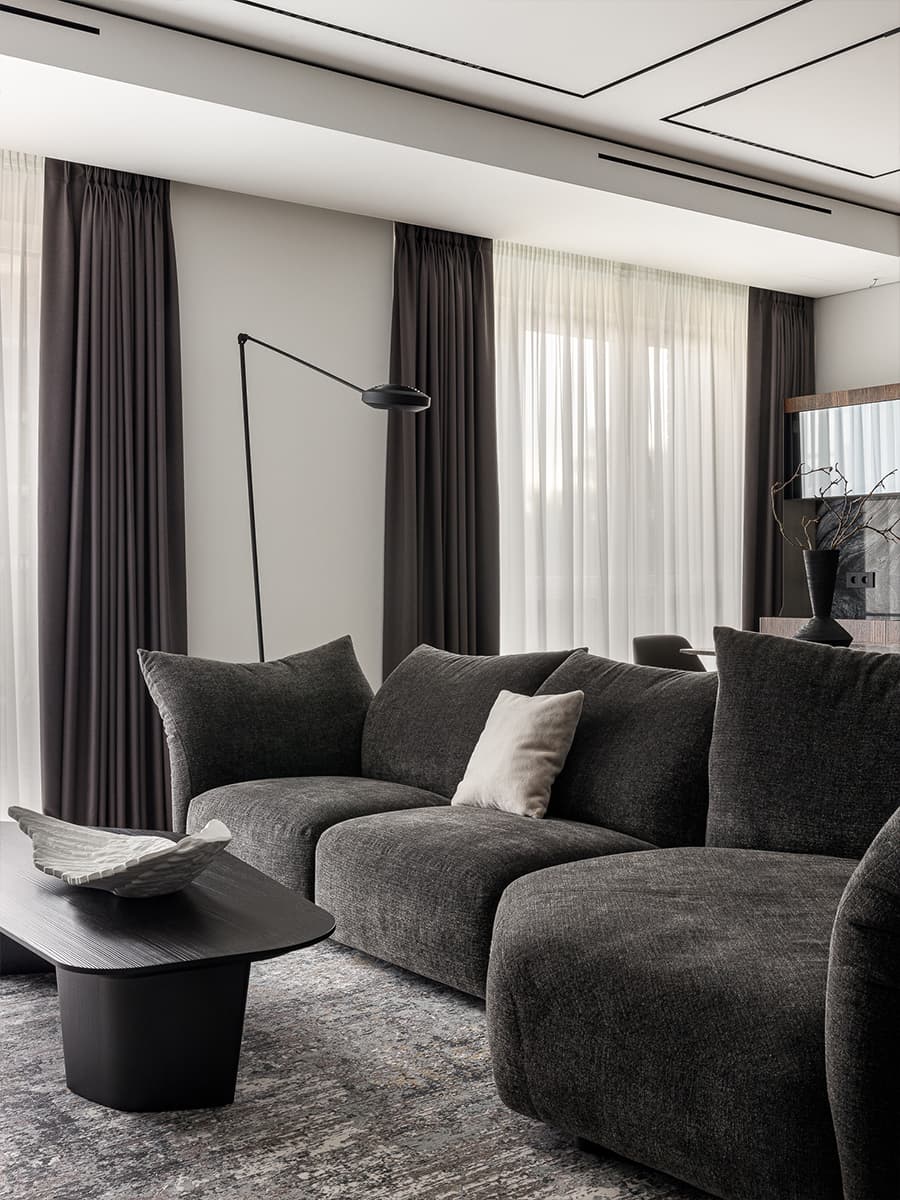 Мрамор, шпон дуба и сталь в интерьере просторной квартиры — проект Артема Кучерова