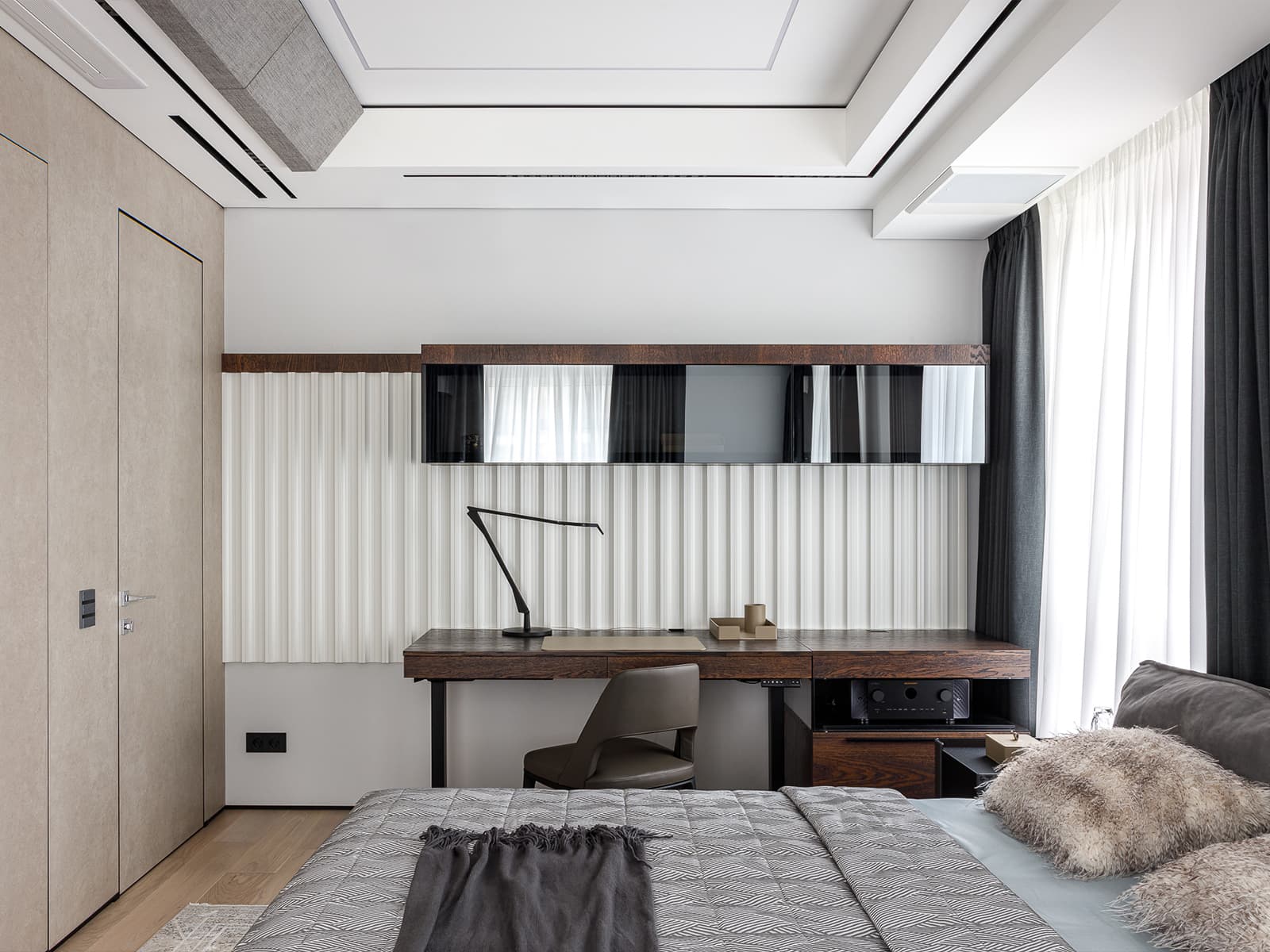 Мрамор, шпон дуба и сталь в интерьере просторной квартиры — проект Артема Кучерова