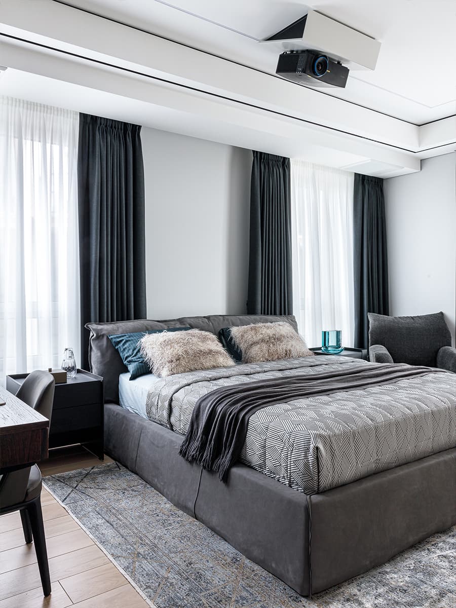 Мрамор, шпон дуба и сталь в интерьере просторной квартиры — проект Артема Кучерова