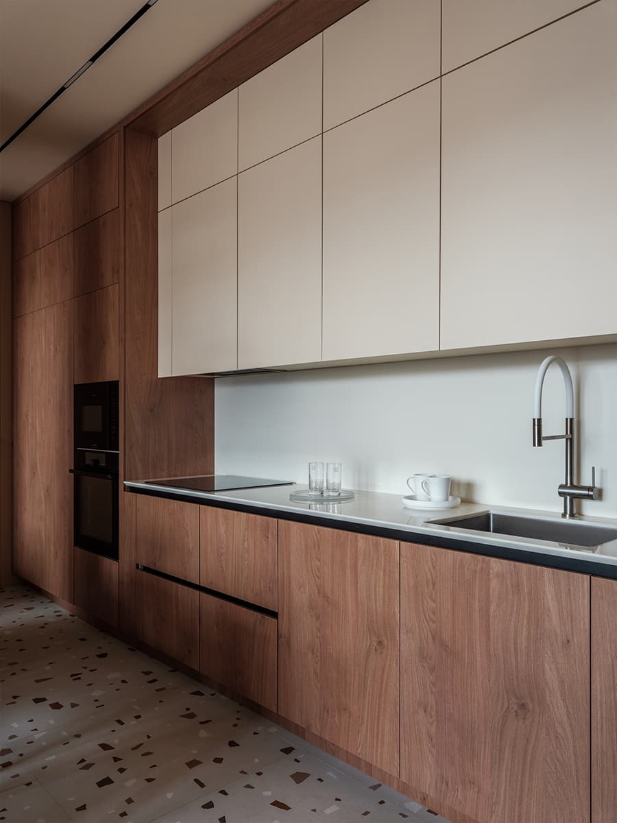 Плитка терраццо и авторские картины в интерьере для творческой семьи — проект Артема Тулупова