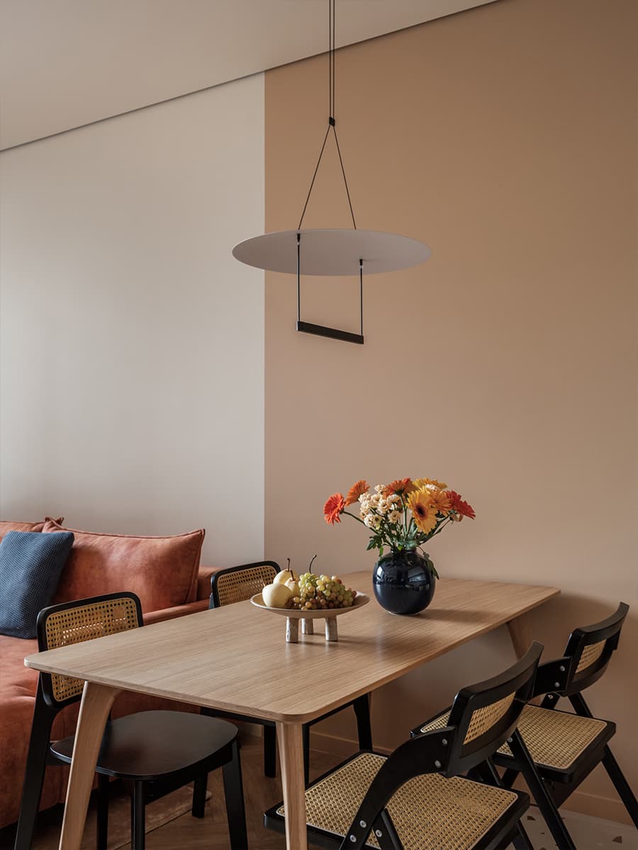 Плитка терраццо и авторские картины в интерьере для творческой семьи — проект Артема Тулупова