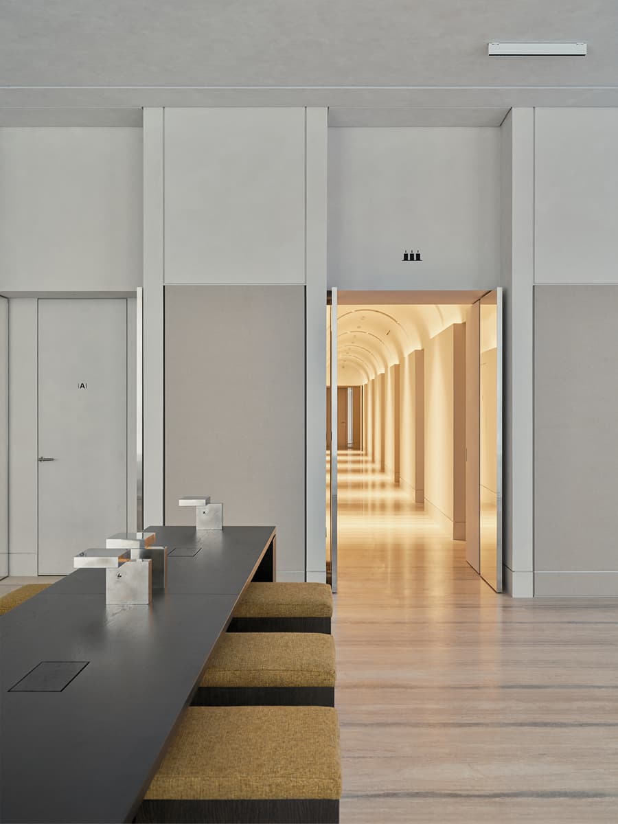 Элегантный интерьер «дома продаж» московского девелопера — проект KEMELIN PARTNERS